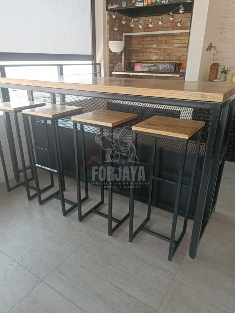 Mesa estilo industrial con 4 sillas 3